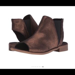 Muse & Cloud Bronze Ciara Sandals. Size 7